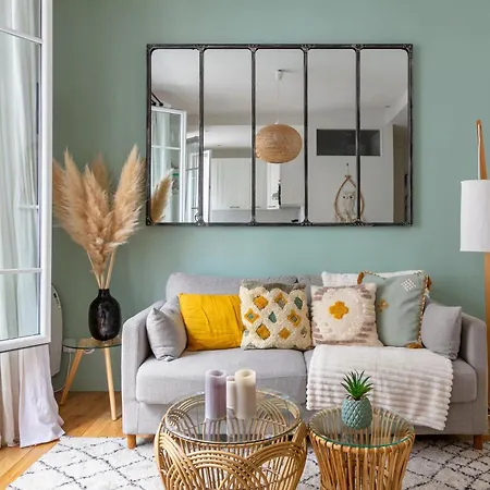 Warm Pineapple Apartment- Becon Les Bruyere Apartment