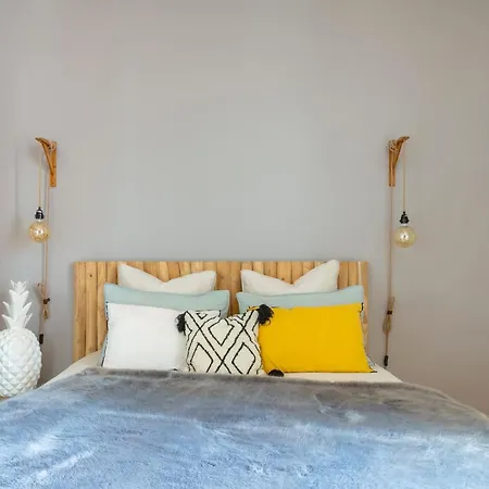 Warm Pineapple Apartment- Becon Les Bruyere Apartment *